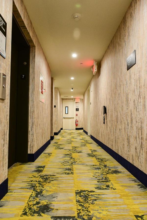 Отель Super 8 By Wyndham Bronx Near Botanical Garden Нью-Йорк Экстерьер фото